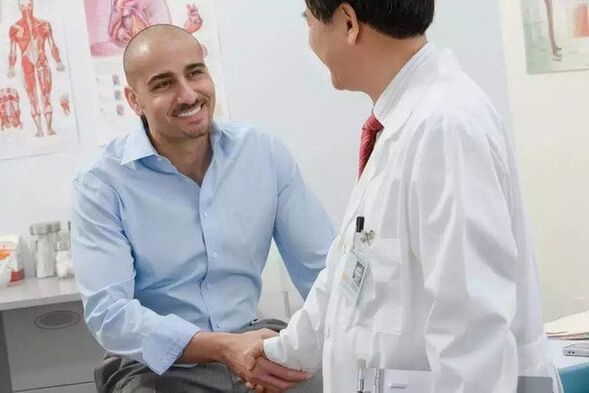 пацијент захваљује лекару на операцији повећања пениса